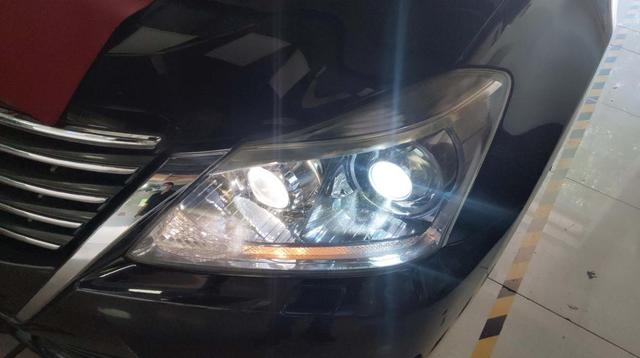 Lampu depan LED pada efek jalan