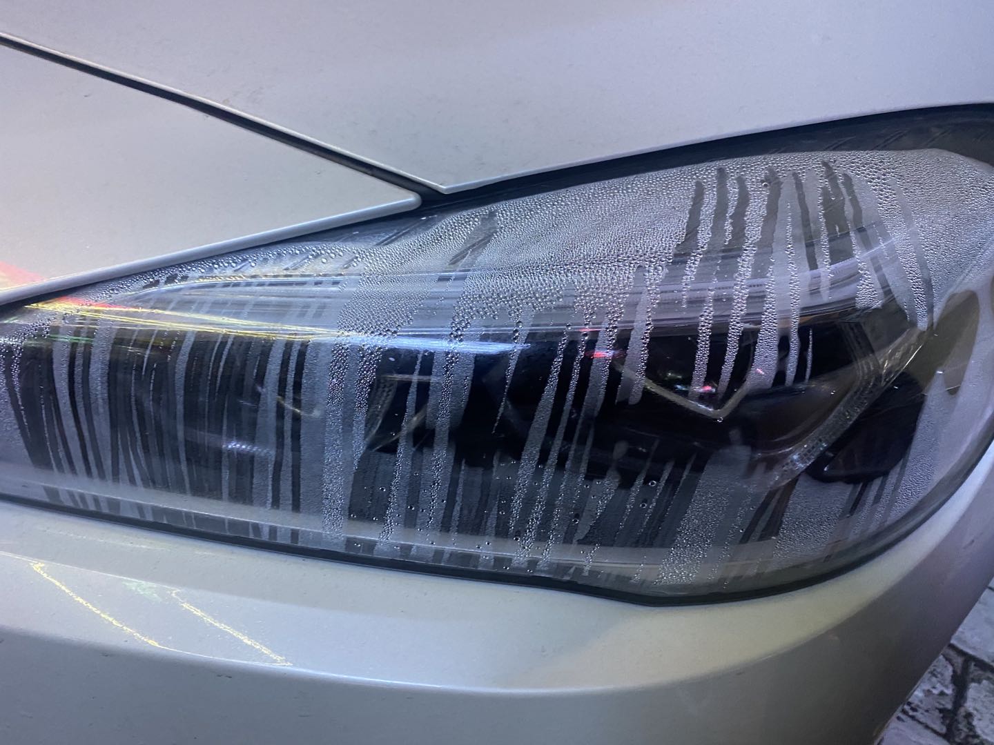 Air memasuki lampu depan 